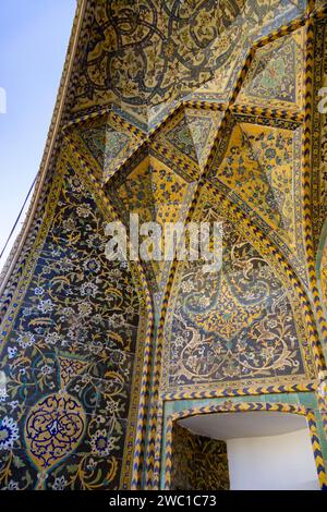 Détail des tuiles cuerda seca dans la cour du sanctuaire de l'Imam Husayn, Najaf, Irak Banque D'Images