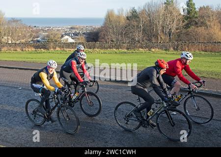 Holyrood Park, Édimbourg, Écosse, Royaume-Uni. 13 janvier 2024. 'Davy and Mark's Ride', Mark Beaumont, Davy Zyw et les supporters de Doddie Aid à Arthurs Seat pour 12 midi, pour quelques tours de Doddie Aid, profitant d'un soleil à 4 degrés centigrades. Doddie Aid est un exercice virtuel de participation de masse fondé par l'ancien capitaine écossais Rob Wainwright. En mémoire de Doddie Weir, collecte de fonds pour My Name's Doddie Foundation, une association caritative qui s'est engagée à collecter des fonds pour lutter contre les maladies des neurones moteurs. Crédit : ArchWhite/alamy Live News. Banque D'Images