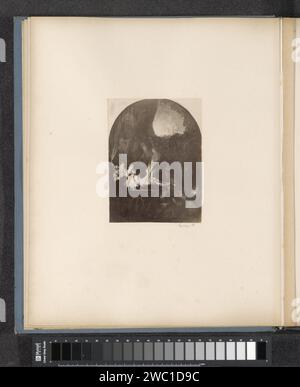 Production photographique (vraisemblablement) d'une impression sur une peinture de Rembrandt, représentant l'enterrement du Christ, anonyme, d'après Rembrandt van Rijn, c. 1870 - c. 1900 photographie partie de Reisalbum avec des photos de sites en Allemagne et en Autriche et d'œuvres d'art. papier. Support photographique impression albumine Entombment du Christ (peut-être par des anges) Banque D'Images