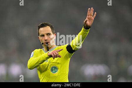 Muenchen, Deutschland. 12 janvier 2024. Schiedsrichter Referee Benjamin Brand Gestik geste FC Bayern Muenchen vs TSG 1899 Hoffenheim 12.01.2024 LES RÈGLEMENTS DFL INTERDISENT TOUTE UTILISATION DE PHOTOGRAPHIES COMME SÉQUENCES D'IMAGES ET/OU QUASI-VIDÉO/dpa/Alamy Live News Banque D'Images