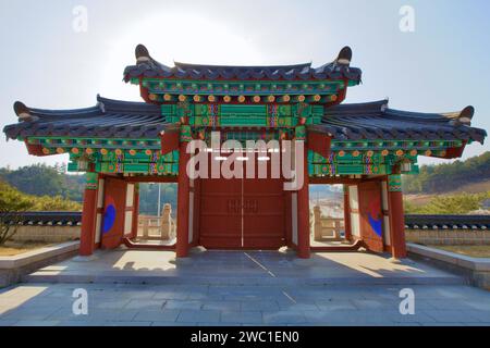 Ville de Sangju, Corée du Sud - 9 mars 2017 : la vue inversée de la porte traditionnelle de la salle rituelle près du musée de Sangju révèle son dynamisme et ses couleurs Banque D'Images