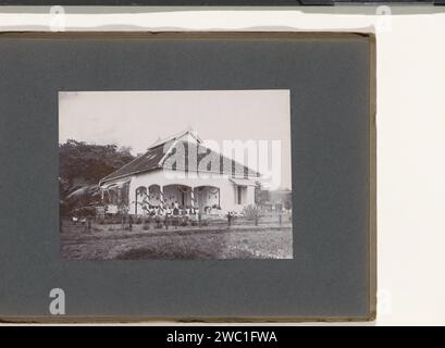 Deux femmes posant devant la véranda d'une maison, vraisemblablement sur le terrain d'un hôpital des Indes orientales néerlandaises, Anonymous, c. 1920 - c. 1930 photographie partie de l'album photo d'un hôpital des Indes orientales néerlandaises. hôpital de soutien photographique. soigner, soigner les malades. maison de campagne. jardin. vase de jardin. Personnel de maison, serviteurs Indes orientales néerlandaises, le Banque D'Images