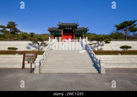 Ville de Sangju, Corée du Sud - 9 mars 2017 : la porte pittoresque d'une salle rituelle traditionnelle près du musée de Sangju, avec des escaliers en béton, un bac Banque D'Images