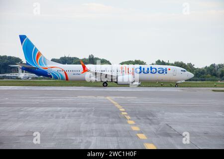 Avion de passagers flydubai compagnies aériennes Boeing 737 MAX 9, A6-FNA. Avions d'aire de trafic d'aéroport. Avion sur piste. L'avion arrive. Ukraine, Kiev - 1 septembre 2021. Banque D'Images