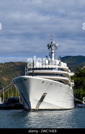 Super yacht de luxe amarré à côté dans la marina. Vue avant. Yacht à moteur. Concept de yachting. Banque D'Images