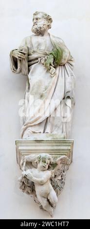 VICENCE, ITALIE - 7 NOVEMBRE 2023 : la statue de Saint Pierre l'Apôtre sur la façade de l'église Santuario Santa Maria di Monte Berico dans la soirée Banque D'Images