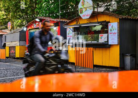 Téhéran (Téhéran), Iran, 06.24.2023 : photo sélective à Téhéran, vendeurs locaux de nourriture dans la rue avec des motos. Banque D'Images