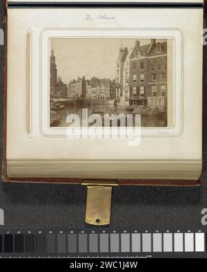 Vue de la tour Munt avec des barges de pont au premier plan sur l'Amstel, Andreas Theodorus Rooswinkel, dans ou après 1877 - 1890 photographie. Photographie du cabinet Amsterdam Cardboard. papier. support photographique albumen print perspective de ville, panorama de ville, silhouette de ville. façade (de maison ou de bâtiment). city-gate. navire de fret. Canaux, eaux (en ville) Amsterdam. Tour de menthe. Muntplein. Amstel (rivière) Banque D'Images