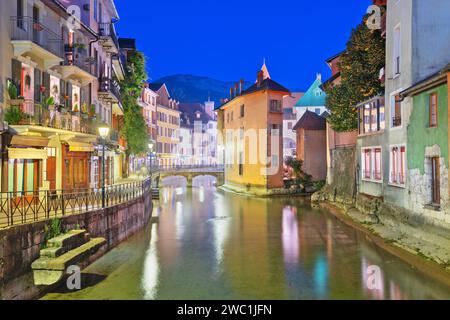 Annecy, France sur la rivière Thiou à l'heure bleue. Banque D'Images