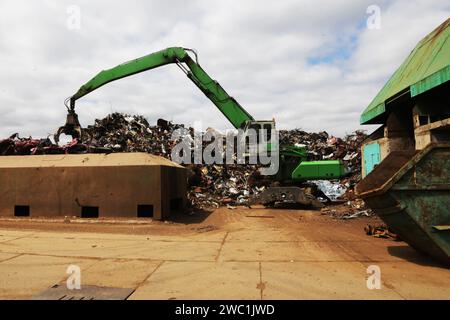 Ferraille recyclée dans la junkyard. Concept écologique, recyclage des métaux. Banque D'Images