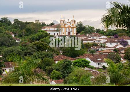 Vue sur la ville, la forêt, les maisons et l'église de Santo Antonio à Tiradentes, Minas Gerais Banque D'Images