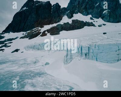 Vue panoramique sur le glacier Ojo del Albino et le lac situé dans le sentier de randonnée dans la vallée Tierra Mayor, Tierra del Fuego, Argentine. ph de haute qualité Banque D'Images