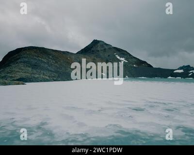 Vue panoramique sur le glacier Ojo del Albino et le lac situé dans le sentier de randonnée dans la vallée Tierra Mayor, Tierra del Fuego, Argentine. ph de haute qualité Banque D'Images