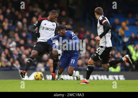 Londres, Royaume-Uni. 13 janvier 2024. Noni Madueke de Chelsea tombe sous le défi d'Issa Diop de Fulham lors du match de Premier League entre Chelsea et Fulham à Stamford Bridge, Londres, Angleterre, le 13 janvier 2024. Photo de Ken Sparks. Usage éditorial uniquement, licence requise pour un usage commercial. Aucune utilisation dans les Paris, les jeux ou les publications d'un seul club/ligue/joueur. Crédit : UK Sports pics Ltd/Alamy Live News Banque D'Images