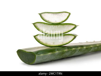 Morceaux tranchés et feuilles de plante d'Aloe Vera, empilés les uns sur les autres. Isolé sur fond blanc. Banque D'Images