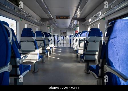 Intérieur du train express à grande vitesse moderne pour passagers. À l'intérieur du wagon de train. Banque D'Images