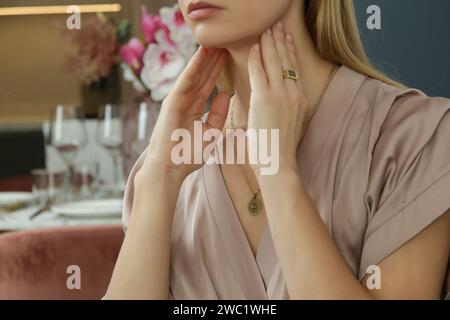 Femme caucasienne touchant sa gorge. Mal de gorge, rhume, grippe, amygdalite ou problème de glande thyroïde Banque D'Images