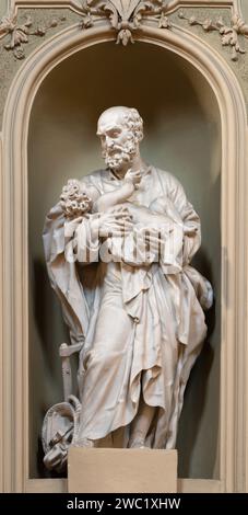 VICENCE, ITALIE - 6 NOVEMBRE 2023 : la statue de Saint Joseph dans l'église Chiesa di San Gaetano par artiste inconnu. Banque D'Images