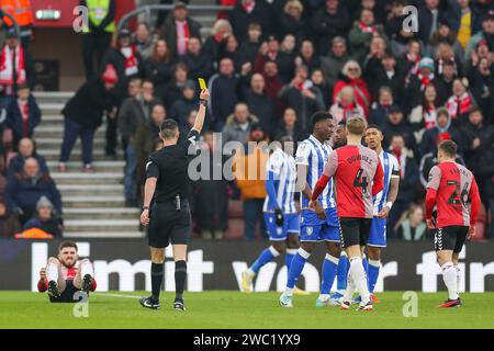 Southampton, Royaume-Uni. 13 janvier 2024. Le défenseur de Sheffield Wednesday Di'Shon Bernard (17) carton jaune arbitre Lewis Smith lors du match du championnat EFL de Southampton FC v Sheffield Wednesday FC SKY BET au St.Mary's Stadium, Southampton, Angleterre, Royaume-Uni le 13 janvier 2024 Credit : Every second Media/Alamy Live News Banque D'Images