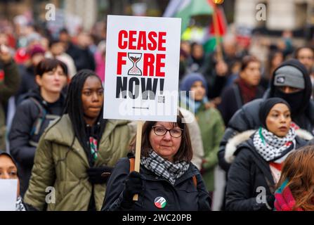 Londres, Royaume-Uni. 13 janvier 2024. Marche nationale pour la Palestine-cessez-le-feu maintenant. Des milliers de personnes de toute l'Angleterre défilent dans le centre de Londres pour appeler à un cessez-le-feu immédiat. Jusqu'à présent, plus de 22 000 Palestiniens ont été tués dans le conflit suite à l'attaque du 7 octobre. Crédit : Karl Black/Alamy Live News Banque D'Images