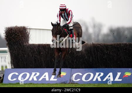 Pepe le Moko monté par David Noonan sur leur chemin pour gagner le Coral Racing Club Rejoignez pour Free handicap Chase à Kempton Park, Sunbury-on-Thames. Date de la photo : samedi 13 janvier 2024. Banque D'Images