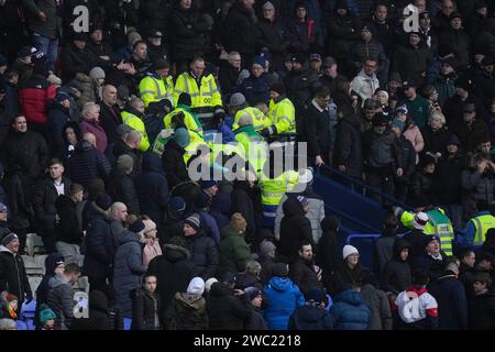 Des paramédics effectuent une RCP sur un spectateur dans la foule lors du match de Sky Bet League 1 Bolton Wanderers vs Cheltenham Town au Toughsheet Community Stadium, Bolton, Royaume-Uni, le 13 janvier 2024 (photo de Steve Flynn/News Images) Banque D'Images