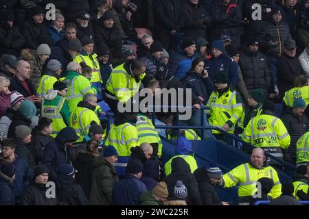 Des paramédics effectuent une RCP sur un spectateur dans la foule lors du match de Sky Bet League 1 Bolton Wanderers vs Cheltenham Town au Toughsheet Community Stadium, Bolton, Royaume-Uni, le 13 janvier 2024 (photo de Steve Flynn/News Images) Banque D'Images