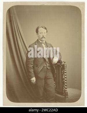Studio Portrait d'un homme en costume noir, anonyme, 1870 photographie pays-Bas papier albumen print personnes historiques non connues par leur nom Banque D'Images