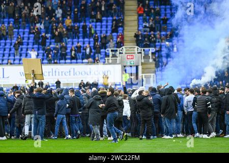 Reading, Royaume-Uni, 13 janvier 2024. Le match EFL League One entre Reading et Port Vale est abandonné sur 16 minutes alors que les fans envahissent le terrain, protestant contre les propriétaires de Reading. Crédit : TeeGeePix/Alamy Live News Banque D'Images