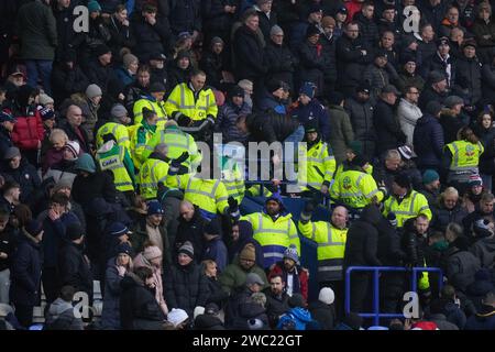 Bolton, Royaume-Uni. 13 janvier 2024. Les paramédics effectuent une RCP sur un spectateur dans la foule lors du match de Sky Bet League 1 Bolton Wanderers vs Cheltenham Town au Toughsheet Community Stadium, Bolton, Royaume-Uni, le 13 janvier 2024 (photo de Steve Flynn/News Images) à Bolton, Royaume-Uni le 1/13/2024. (Photo Steve Flynn/News Images/Sipa USA) crédit : SIPA USA/Alamy Live News Banque D'Images