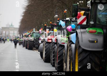 13 janvier 2024, Berlín ; : des agriculteurs allemands ont rallié des tracteurs sur l'avenue du 7 juin devant la porte de Brandebourg à Berlin en préparation de la grande manifestation prévue lundi pour protester contre les réductions d'impôts du gouvernement. Photo : Jörg Carstensen/dpa Banque D'Images