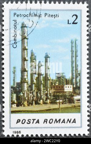 Timbre-poste annulé imprimé par la Roumanie, qui montre la raffinerie de Pitești, vers 1986. Banque D'Images