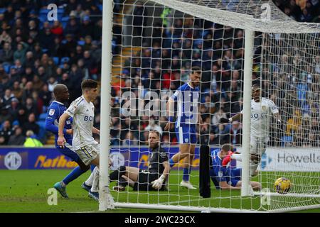 Cardiff, Royaume-Uni. 13 janvier 2024. DaN James de Leeds Utd marque le 2e but de son équipe. Match de championnat EFL Skybet, Cardiff City contre Leeds Utd au Cardiff City Stadium à Cardiff, pays de Galles, le samedi 13 janvier 2024. Cette image ne peut être utilisée qu'à des fins éditoriales. Usage éditorial uniquement, photo par Andrew Orchard/Andrew Orchard photographie sportive/Alamy Live News crédit : Andrew Orchard photographie sportive/Alamy Live News Banque D'Images