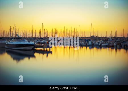 Evening Yacht Club à Ashkelon dans les tons calmes de le coucher du soleil Banque D'Images