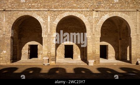 L'intérieur et les imposants murs et ombres des remparts à l'intérieur de la forteresse religieuse du 8e siècle, le Ribat de Sousse en Tunisie. C'est une Banque D'Images