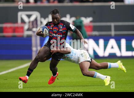 Gabriel Ibitoye des Bristol Bears (à gauche) est attaqué par Khutha ...