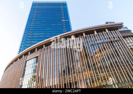 Vue de l'heure d'or, parvis de la gare d'Osaka et impressionnant complexe commercial Osaka Grand Front, avec des immeubles de bureaux en hauteur derrière. Banque D'Images