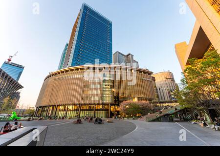 Vue de l'heure d'or, parvis de la gare d'Osaka et impressionnant complexe commercial Osaka Grand Front, avec des immeubles de bureaux en hauteur derrière. Banque D'Images