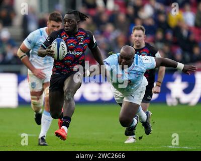 Gabriel Ibitoye des Bristol Bears (à gauche) est attaqué par Khutha ...