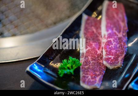 Côtes de bœuf coupées en croix sur assiette, côtes de bœuf courtes sur plat, concept de viande japonaise Premium. flou artistique Banque D'Images