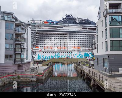 Le navire de croisière MSC Euribia frame des bâtiments à la sortie vers Alesundet à Ålesund, Norvège. Banque D'Images