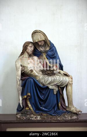 Pieta Sculpture de Marie berçant Jésus Banque D'Images