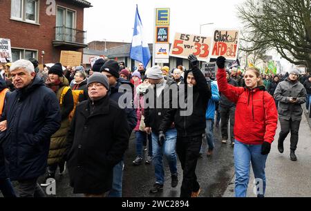 Gegendemonstration zu einer AFD Veranstaltung in Duisburg-Homberg Unter dem Motto, Kein Platz für Hass und Hetze in Duisburg, fand in Duisburg Homberg eine Gegenveranstaltung zu einer AFD Veranstaltung mit Alice Weidel statt. Anlass war der Neujahrsempfang der AfD. Nach Polizeiangaben demonstrierten ca.2400 Menschen gegen die AFD. Es hatten sich unterschiedlichste Gruppen zur Demonstration zusammengefunden. Die Kirchenkreise Moers, Dinslaken und Duisburg, das Duisburger Bündnis für Toleranz und Zivilcourage, Deutscher Gewerkschaftsbund Niederrhein und weitere politische Gruppen sowie zahlreich Banque D'Images