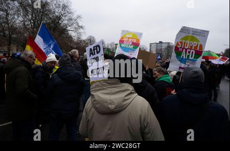 Gegendemonstration zu einer AFD Veranstaltung in Duisburg-Homberg Unter dem Motto, Kein Platz für Hass und Hetze in Duisburg, fand in Duisburg Homberg eine Gegenveranstaltung zu einer AFD Veranstaltung mit Alice Weidel statt. Anlass war der Neujahrsempfang der AfD. Nach Polizeiangaben demonstrierten ca.2400 Menschen gegen die AFD. Es hatten sich unterschiedlichste Gruppen zur Demonstration zusammengefunden. Die Kirchenkreise Moers, Dinslaken und Duisburg, das Duisburger Bündnis für Toleranz und Zivilcourage, Deutscher Gewerkschaftsbund Niederrhein und weitere politische Gruppen sowie zahlreich Banque D'Images