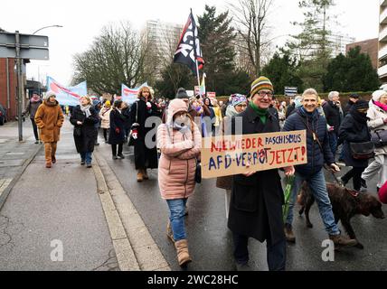 Gegendemonstration zu einer AFD Veranstaltung in Duisburg-Homberg Unter dem Motto, Kein Platz für Hass und Hetze in Duisburg, fand in Duisburg Homberg eine Gegenveranstaltung zu einer AFD Veranstaltung mit Alice Weidel statt. Anlass war der Neujahrsempfang der AfD. Nach Polizeiangaben demonstrierten ca.2400 Menschen gegen die AFD. Es hatten sich unterschiedlichste Gruppen zur Demonstration zusammengefunden. Die Kirchenkreise Moers, Dinslaken und Duisburg, das Duisburger Bündnis für Toleranz und Zivilcourage, Deutscher Gewerkschaftsbund Niederrhein und weitere politische Gruppen sowie zahlreich Banque D'Images