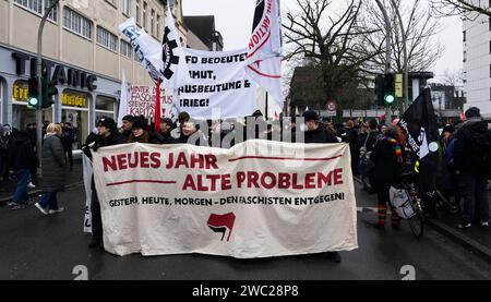 Gegendemonstration zu einer AFD Veranstaltung in Duisburg-Homberg Unter dem Motto, Kein Platz für Hass und Hetze in Duisburg, fand in Duisburg Homberg eine Gegenveranstaltung zu einer AFD Veranstaltung mit Alice Weidel statt. Anlass war der Neujahrsempfang der AfD. Nach Polizeiangaben demonstrierten ca.2400 Menschen gegen die AFD. Es hatten sich unterschiedlichste Gruppen zur Demonstration zusammengefunden. Die Kirchenkreise Moers, Dinslaken und Duisburg, das Duisburger Bündnis für Toleranz und Zivilcourage, Deutscher Gewerkschaftsbund Niederrhein und weitere politische Gruppen sowie zahlreich Banque D'Images