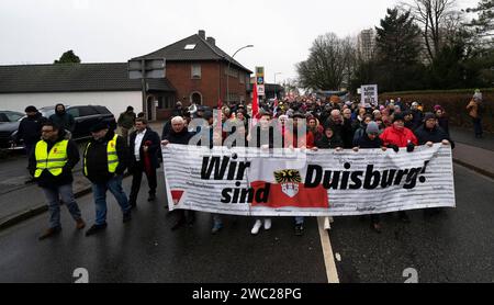 Gegendemonstration zu einer AFD Veranstaltung in Duisburg-Homberg Unter dem Motto, Kein Platz für Hass und Hetze in Duisburg, fand in Duisburg Homberg eine Gegenveranstaltung zu einer AFD Veranstaltung mit Alice Weidel statt. Anlass war der Neujahrsempfang der AfD. Nach Polizeiangaben demonstrierten ca.2400 Menschen gegen die AFD. Es hatten sich unterschiedlichste Gruppen zur Demonstration zusammengefunden. Die Kirchenkreise Moers, Dinslaken und Duisburg, das Duisburger Bündnis für Toleranz und Zivilcourage, Deutscher Gewerkschaftsbund Niederrhein und weitere politische Gruppen sowie zahlreich Banque D'Images