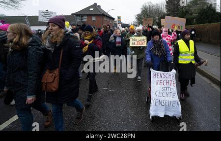 Gegendemonstration zu einer AFD Veranstaltung in Duisburg-Homberg Unter dem Motto, Kein Platz für Hass und Hetze in Duisburg, fand in Duisburg Homberg eine Gegenveranstaltung zu einer AFD Veranstaltung mit Alice Weidel statt. Anlass war der Neujahrsempfang der AfD. Nach Polizeiangaben demonstrierten ca.2400 Menschen gegen die AFD. Es hatten sich unterschiedlichste Gruppen zur Demonstration zusammengefunden. Die Kirchenkreise Moers, Dinslaken und Duisburg, das Duisburger Bündnis für Toleranz und Zivilcourage, Deutscher Gewerkschaftsbund Niederrhein und weitere politische Gruppen sowie zahlreich Banque D'Images