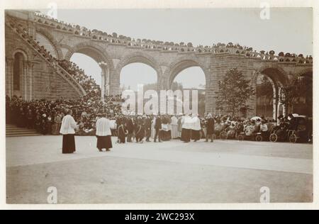 Sainte Messe pour la basilique du Rosaire à Lourdes, Anonyme, 1880 - 1910 photographie papier baryte de Lourdes Sainte Messe (service divin, en particulier de l'église catholique romaine) Rosaire Banque D'Images