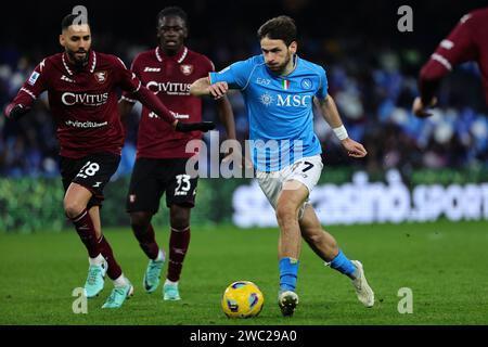 Naples, Italie. 13 janvier 2024. Dylan Bronn de l’US Salernitana et Khvicha Kvaratskhelia de la SSC Napoli s’affrontent pour le ballon lors du match de Serie A entre la SSC Napoli et l’US Salernitana au stade Diego Armando Maradona de Naples (Italie), le 13 janvier 2024. Crédit : Insidefoto di andrea staccioli/Alamy Live News Banque D'Images